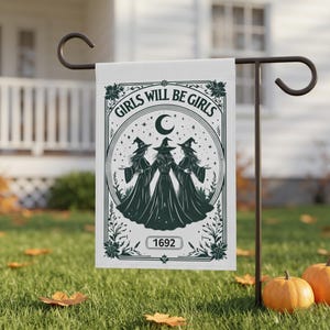 Bandera de jardín "Girls Will Be Girls", decoración de brujas de Salem, letrero estético de jardín de 1692, decoración de porche wicca, bandera gótica para exteriores, regalo de Halloween con temática de brujas