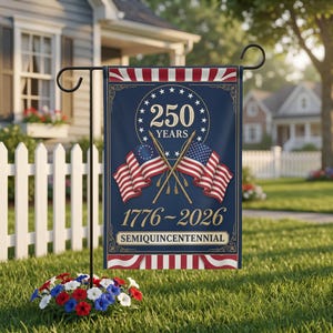 Può includere: Una bandiera da giardino con sfondo blu navy, con la scritta "250 YEARS" e "1776-2026". La bandiera mostra bandiere americane incrociate e un design vintage, che celebra il Semiquincentennial. La bandiera è esposta su un supporto in metallo nero.