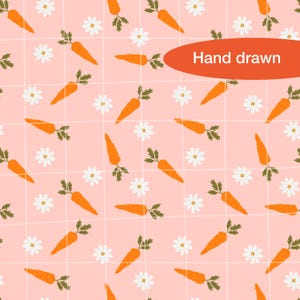 Puede incluir: Patrón repetitivo de zanahorias naranjas y margaritas blancas sobre un fondo de cuadrícula rosa claro. Las palabras "Hand drawn" están en un óvalo naranja. El diseño es probablemente para tela o papel pintado.