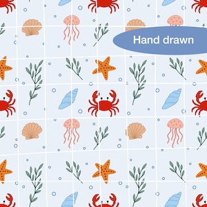 Puede incluir: Patrón repetitivo de criaturas marinas: cangrejos rojos, estrellas de mar naranjas, medusas rosas, conchas beige, conchas azules y algas verdes sobre un fondo de cuadrícula azul claro. El texto "Hand drawn" está en un óvalo azul.