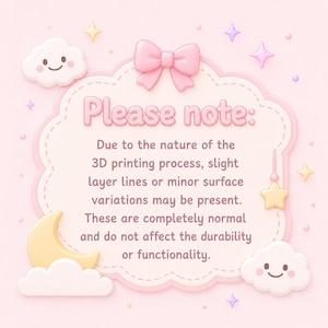 Puede incluir: Gr&aacute;fico rosa pastel con el texto "Please note:" e informaci&oacute;n sobre impresi&oacute;n 3D. El dise&ntilde;o incluye un lazo rosa, estrellas, nubes y una luna creciente.