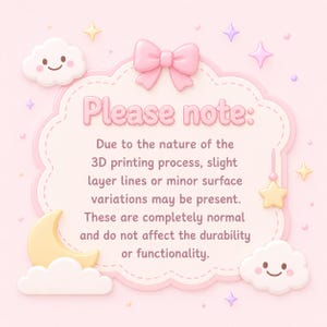 Peut inclure: Graphique rose pastel avec le texte "Please note:" et des informations sur l'impression 3D. Le design comprend un n&oelig;ud rose, des &eacute;toiles, des nuages et un croissant de lune, le tout dans un style de dessin anim&eacute; doux.