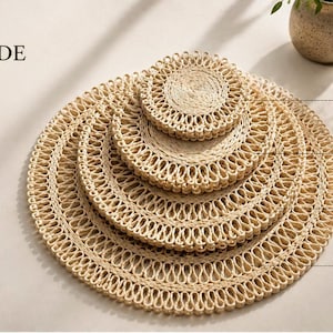 Könnte beinhalten: Ein Set aus 24 runden, geflochtenen beigen Platzsets und Untersetzern in vier Größen: 10 cm, 15 cm, 20 cm und 26 cm. Der Text lautet: HANDMADE WITH LOVE, 100% NATURAL ECO-FRIENDLY, 24 PIECES, 4 SIZES x 6 PIECES, SMALL, MEDIUM, LARGE, EXTRA LARGE.