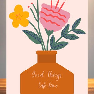 Könnte beinhalten: Ein digitaler Kunstdruck mit einer Vase mit Blumen. Die orangefarbene Vase enthält ein gelbes und rosa Blumenarrangement mit grünen Blättern. Der Text "Good things take time" befindet sich auf der Vase.