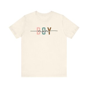 T-shirt pour maman GARÇON | Lettres majuscules rétro, script en superposition, faire-part de naissance neutre