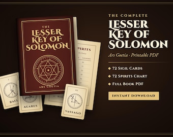 Könnte beinhalten: Ein digitales Produktset mit einem dunkelroten Buch mit dem Titel The Lesser Key of Solomon und einem goldenen geometrischen Siegel. Enthält 72 Sigillen-Karten mit den Namen Bael, Agares und Vassago, eine Geister-Tabelle und ein vollständiges Buch-PDF.