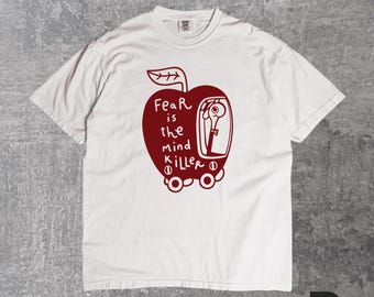 Camiseta "Fear Is The Mind Killer", Camiseta com estampa surreal, Camiseta com estética existencial, Camiseta motivacional de arte indie, Camiseta de moda Weirdcore