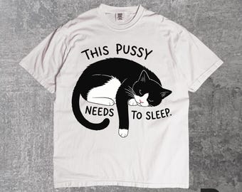 Camiseta "Essa Gatinha Precisa Dormir", Camiseta Engraçada com Meme de Gato Dormindo, Camiseta com Estampa de Gato Cansado, Camiseta Humorística de Gato Preguiçoso, Camiseta Engraçada de Gato para Adultos
