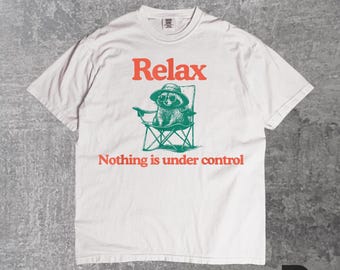 Camiseta vintage Relax Nothing Is Under Control Chill Raccoon | Camiseta Trash Panda Summer Vibes