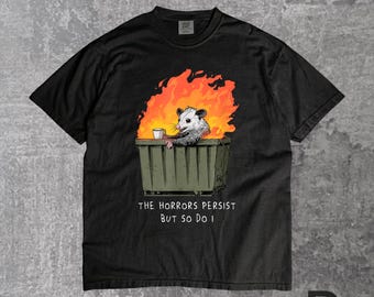Os horrores persistem, eu também! Camiseta engraçada com meme de gambá, camiseta com gambá e lixeira, camiseta com humor caótico e com o qual você se identifica, camiseta com estampa engraçada de animal.