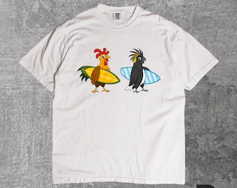 Camiseta engraçada com galinha surfista, camiseta de animal surfista na praia, camiseta com estampa de galinha descolada, camiseta com vibe de surf de verão, camiseta com meme de pássaro engraçado