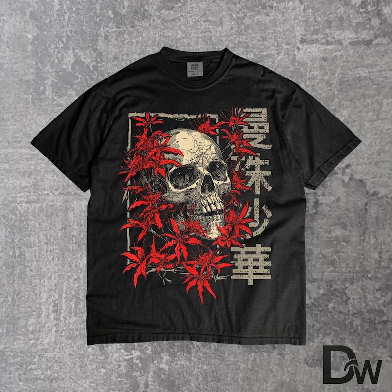 May include: Black t-shirt with a skull graphic framed by red flowers. Japanese characters are printed on the right. The tee has a crew neck and short sleeves, ideal for everyday wear. The design has a vintage aesthetic.