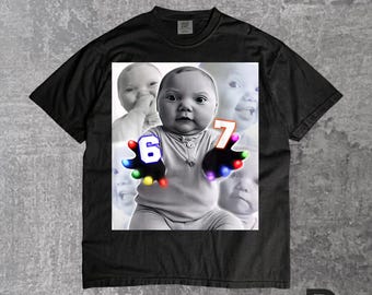 Camiseta con meme de la mano del bebé seis siete 67 con guante / Camiseta gráfica viral divertida de nicho de bebés con IA