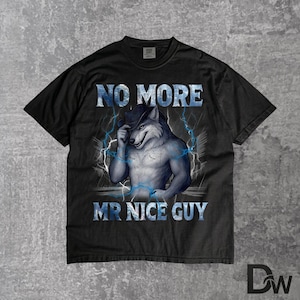 Könnte beinhalten: Schwarzes T-Shirt mit einem muskulösen Wolf mit Hut und dem blauen Text "NO MORE MR NICE GUY". Das Design beinhaltet Blitze, die einen auffälligen visuellen Effekt erzeugen. Ein lässiges Kleidungsstück.