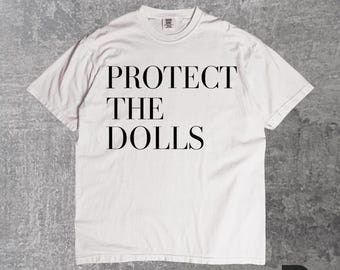 Camiseta "Protejam as Bonecas", Camiseta com Declaração Feminista, Camiseta com Estampa de Igualdade, Camiseta do Orgulho Inclusivo, Camiseta Minimalista de Moda Ativista