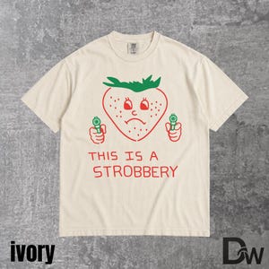 Esta es una camiseta de Strobbery, camiseta divertida con meme de fresa, camiseta con gráfico irónico de comida, camiseta con humor frutal extraño, camiseta de colores cómodos