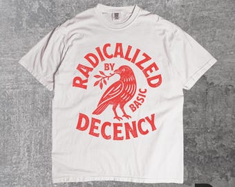 Camiseta "Radicalized By Basic Decency", Camiseta Ativista Progressista, Camiseta Retrô com Estampa Política, Camiseta com Pássaro da Justiça Social, Camiseta com Humor Liberal