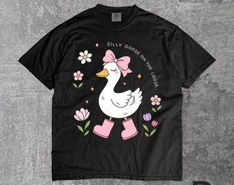 Camiseta "Ganso Bobo à Solta", Camiseta com Estampa de Ganso Fofo, Camiseta com Ganso de Laço Rosa, Camiseta Divertida para Amantes de Patos, Camiseta Coquette Comfort Colors