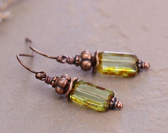 Pendientes de cristal checo verde, pequeños pendientes colgantes de cobre, joyería con cuentas de estilo rústico.