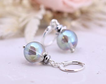 Pendientes Huggie de plata de ley, gotas de cuarzo verde iridiscente, joyería minimalista Fairycore, pendientes hechos a mano para uso diario.