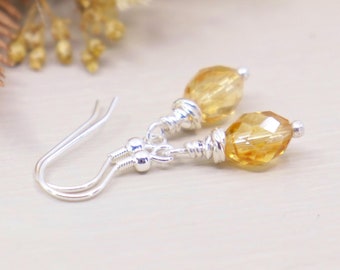 Delicados pendientes de citrino en plata de ley: joyería con la piedra natal de noviembre