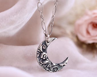 Collar de luna creciente, colgante floral de luna en plata de ley oxidada, joyería celestial de estilo cottagecore de brujas