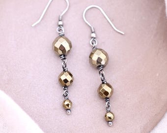 Pendientes colgantes de metal mixto, hematita dorada pálida y plata de ley oxidada, pendientes bohemios hechos a mano con sutil brillo.