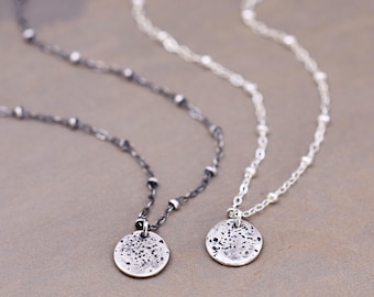 Collar Wabi Sabi, collar de plata oxidada, delicado colgante de disco en cadena satélite de plata de ley.