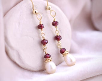 Pendientes colgantes de granate y perla, hechos a mano, rellenos de oro, joyería de boda de diciembre, regalo de piedra natal de enero para ella.