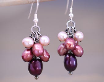 Pendientes de racimo de perlas, gotas de perlas barrocas en plata de ley oxidada y degradado de vino púrpura.