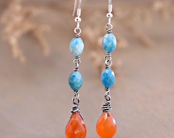 Pendientes largos de plata de ley oxidada con piedras preciosas de cornalina y apatita, con cierre de palanca o gancho francés.