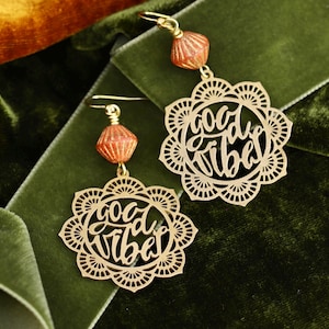 Pendientes bohemios dorados con efecto mandala, joyas divertidas de verano.