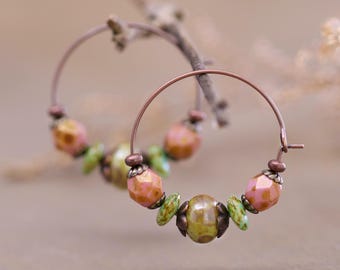 Pendientes de aro verde salvia, aros estilo boho terroso, aros de cobre con cuentas color rosa empolvado