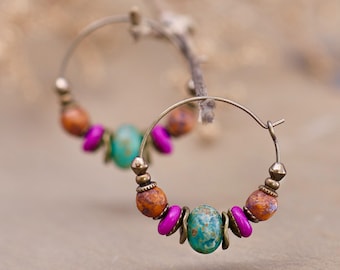 Pendientes de aro de cristal checo, aros con cuentas en color verde azulado y naranja quemado, joyería bohemia natural.