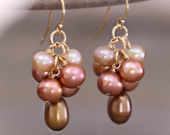 Pendientes de perlas color melocotón en racimo, colgantes de perlas barrocas degradadas, pendientes colgantes chapados en oro de 14k