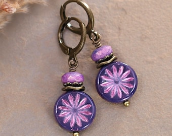Pendientes de flores de cristal checo caprichosos, pendientes morados con cierre de palanca, joyería rústica vintage para jardín.
