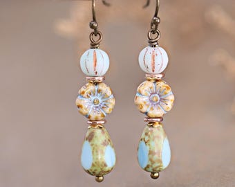 Pendientes caprichosos de flores azul pálido, colgantes de latón antiguo de cristal checo, Something Blue