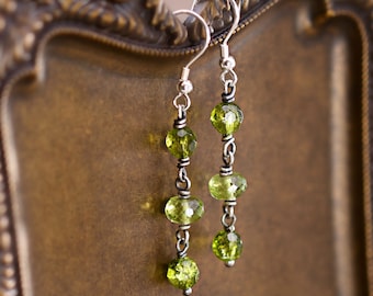 Pendientes de peridoto, pendientes colgantes de plata de ley oxidada, pendientes de piedra natal de agosto, cierre de palanca o gancho francés.