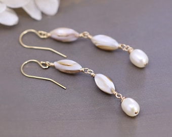 Pendientes colgantes de perlas, pendientes largos de nácar, joyería minimalista neutra chapada en oro.