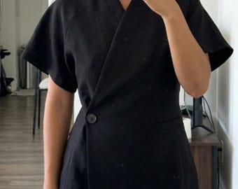 Blazer de manga corta con cuello en V para mujer, elegante chaqueta de traje con cintura ajustada, abrigo ajustado con tapeta lateral chic, blusa entallada para la oficina en verano.