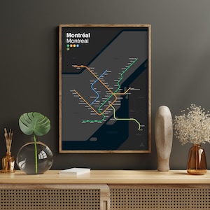 Peut inclure: Une affiche encadrée représentant une carte du métro de Montréal sur fond gris foncé. Le plan affiche des lignes de transport colorées en orange, bleu et vert, avec le texte Montréal Montreal et des icônes circulaires pour les lignes 1, 2, 3, 4, 5 et A.