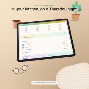 Könnte beinhalten: Ein digitales Tablet zeigt eine Aufgabenverwaltungs-App mit einer Wochenaufgabe und gemeinsamen Ausgaben. Der Bildschirm zeigt eine Liste von Aufgaben, darunter "Geschirr spülen" und "Wäsche falten". Der Text oben lautet "In Ihrer Küche, an einem Donnerstagabend."