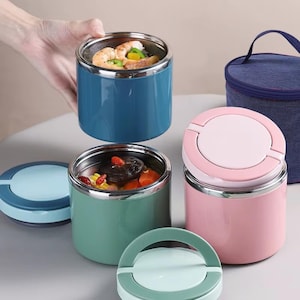 Peut inclure: Un ensemble de trois tasses en céramique avec une finition mate et mouchetée. Les tasses sont dans des tons crème, gris clair et gris foncé. Chaque tasse a un design simple et minimaliste, parfait pour le café ou le thé.