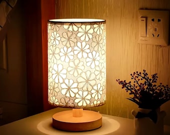 Blumenstoff-Tischlampe mit Holzsockel, USB-betriebene Nachttischlampe, dreifarbige Warm Glow Schreibtischlampe, gemütliches Schlafzimmerdekorgeschenk für Sie