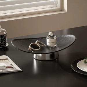 金属製台座付きブラックオーバル樹脂トレイ、質感のあるモダンなホームデコレーション、高級デスクオーガナイザー、ミニマリスト化粧台トレイギフト