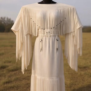 Vestido largo de novia hecho a mano para mujer: Maxi de cuero blanco Powwow Regalia, abrigo largo de cuero con flecos para mujer, atuendo de danza nativa americana