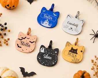 Peut inclure: Cinq médailles d'identification pour animaux en forme de chat en bleu, argent, or rose, noir et or. Chaque médaille est gravée avec un nom : Dexter, Gandalf, Stella, Silvia ou Bella, et présente des motifs d'Halloween comme des chauves-souris.
