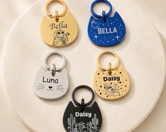 Peut inclure: Cinq médailles pour animaux de compagnie en forme de chat, de couleur or, bleu, argent et noir. Chaque médaille porte un nom : Bella, Luna et Daisy. Les médailles dorées ont des illustrations de chat et de chien.