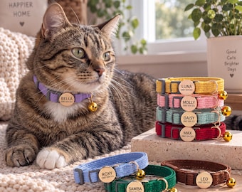 Puede incluir: Una colección de collares de tela ajustables para gatos en varios colores, incluyendo morado, amarillo, rosa, azul claro, rojo, azul, verde y marrón. Cada collar cuenta con una placa de identificación redonda de metal con un nombre y número.