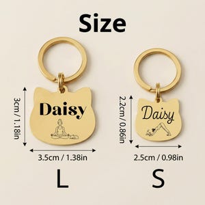 Peut inclure: Deux porte-cl&eacute;s dor&eacute;s en forme de chat &eacute;tiquet&eacute;s L et S. Le grand porte-cl&eacute; mesure 3 cm sur 3,5 cm, avec le nom Daisy et une illustration de yoga. Le petit porte-cl&eacute; mesure 2,2 cm sur 2,5 cm, avec le nom Daisy et une pose de yoga.